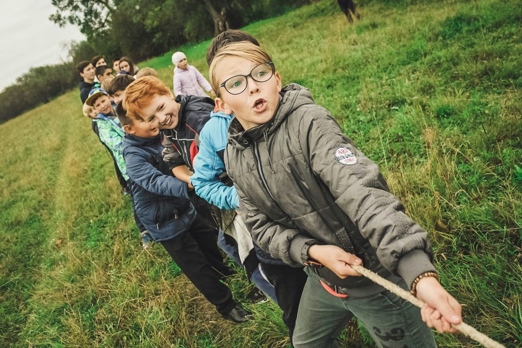 djeca se igraju s užadi