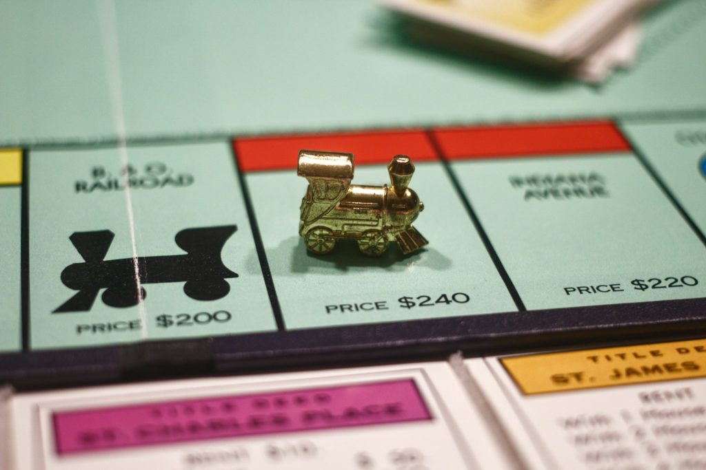 Djeca igraju monopoly - igre za djecu do 10 godina