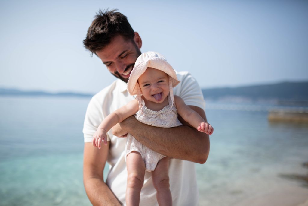 Beba sretna na plaži
