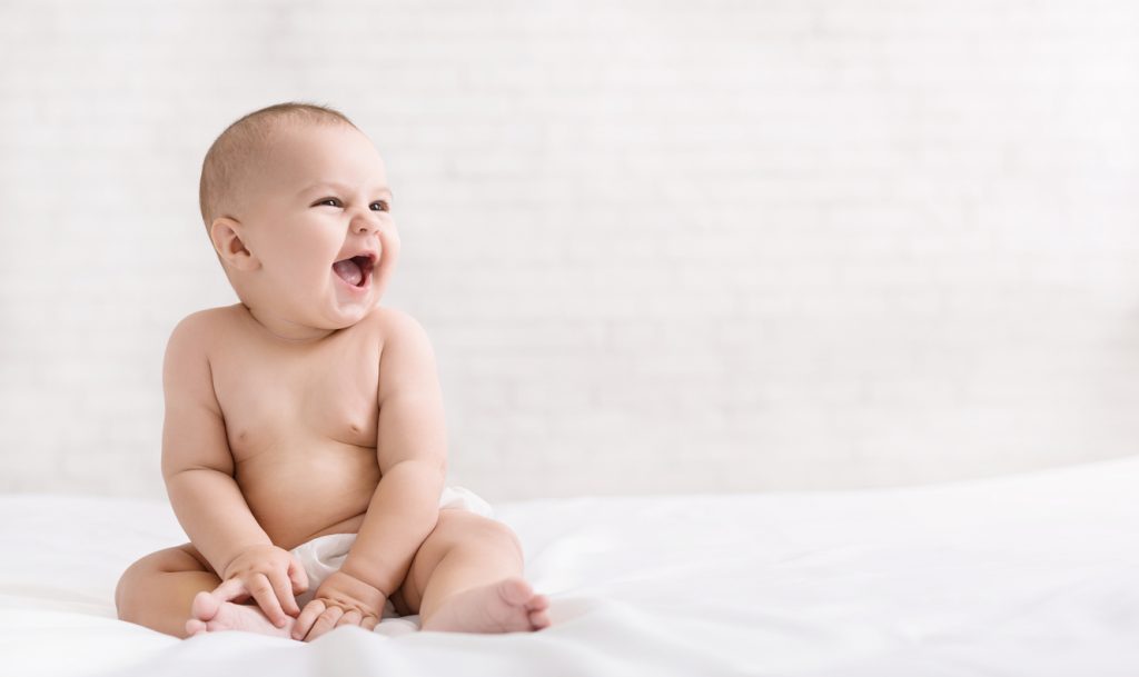 Razvoj bebe po mjesecima - beba se smije
