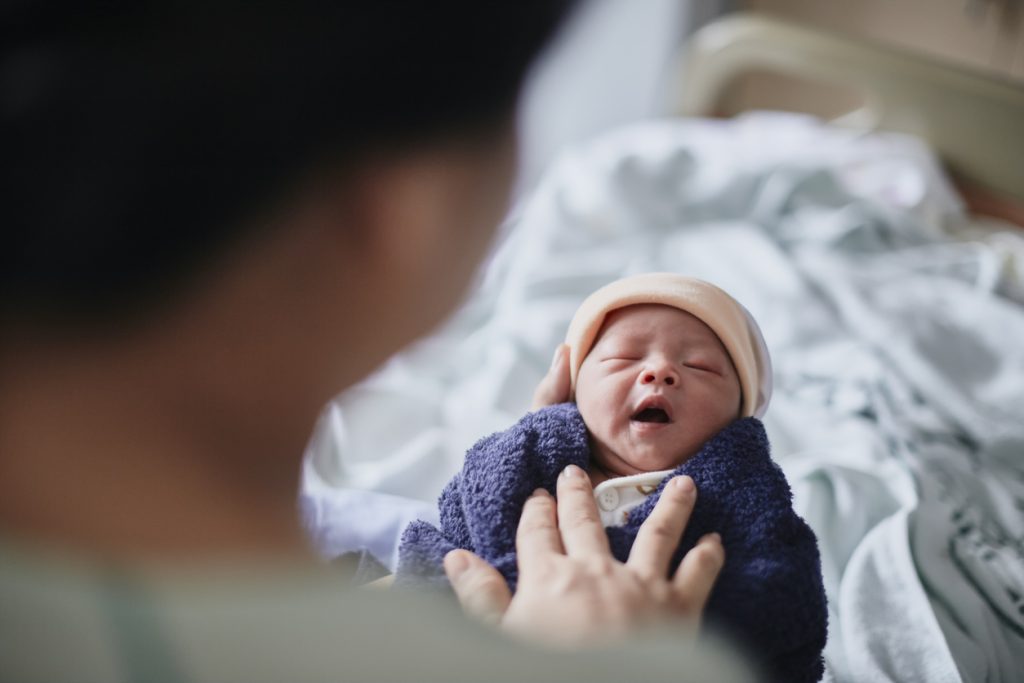 novorođenče plače - razvoj bebe po mjesecima