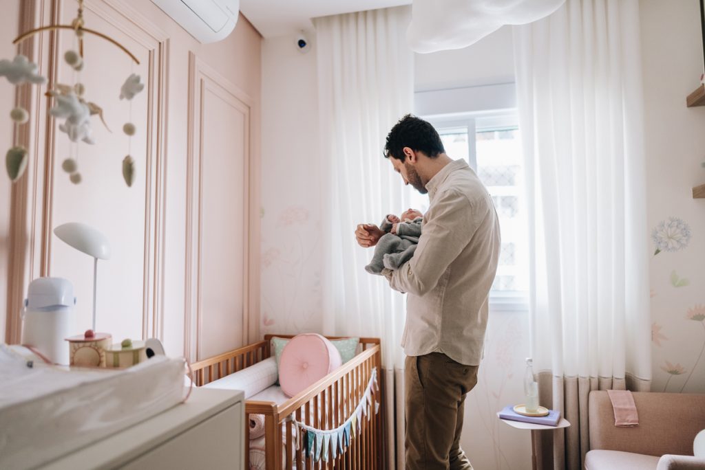 Otac uspavljuje bebu pjevajući uspavanke za djecu