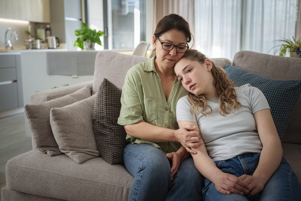 Tužan adolescent i majka koja ju tiješi