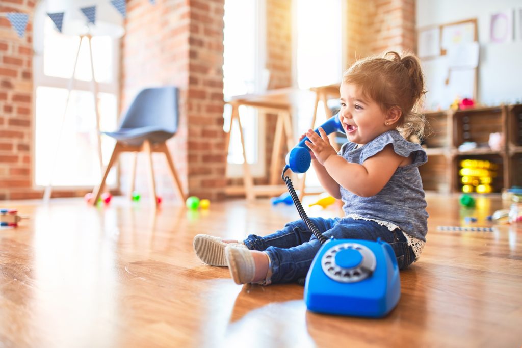 beba se igra telefonom u vrtiću