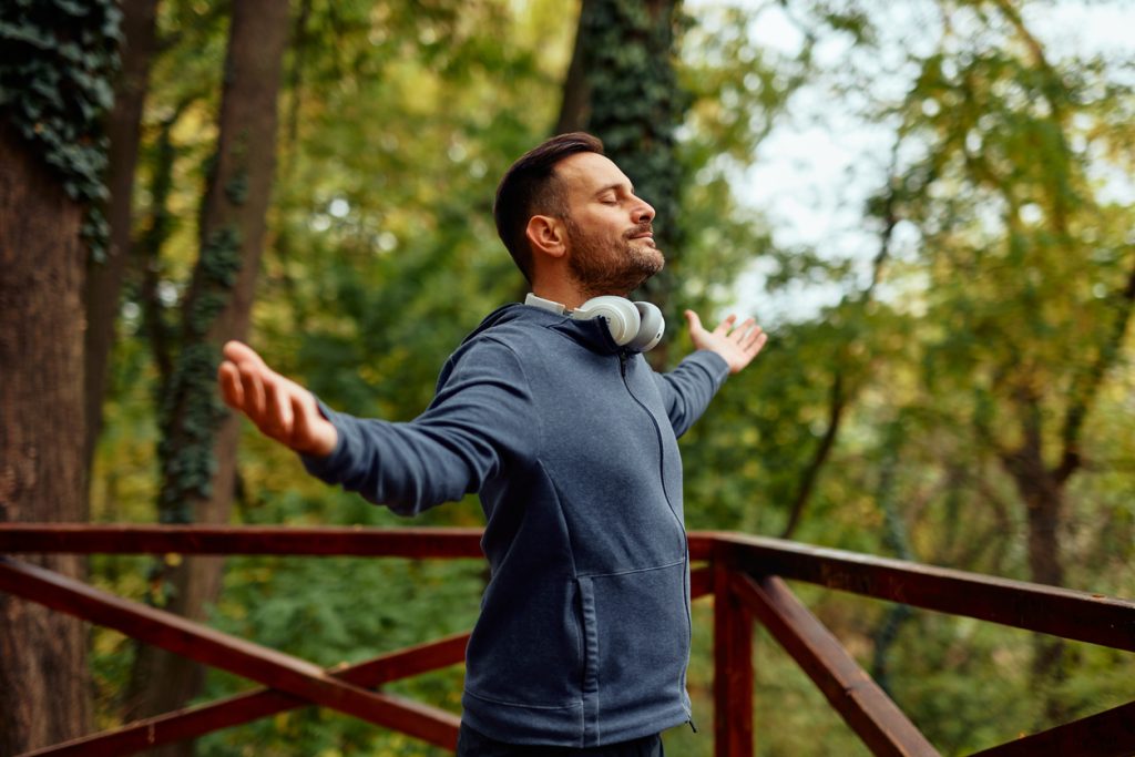 Muškarac udiše svježi zrak u prirodi