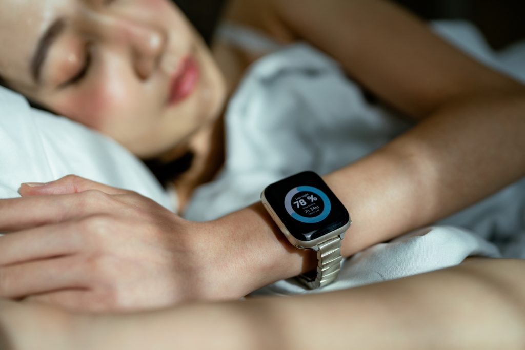 na kojoj strani spavati - sat mjeri kvalitetu sna dok žena spava