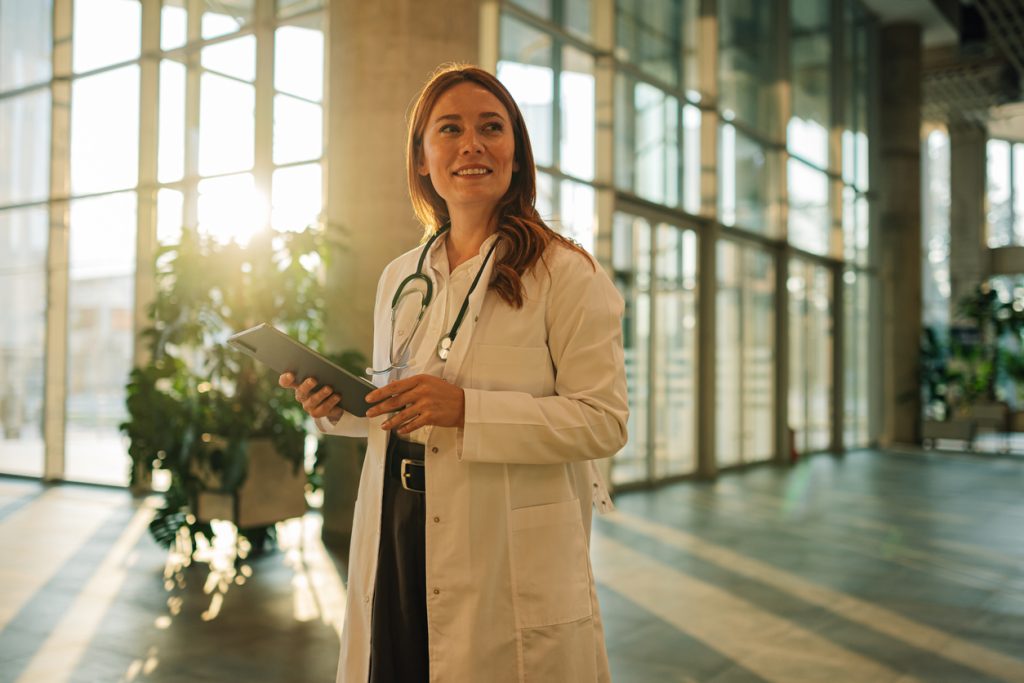 liječnica u uredu radi vježbe za samopouzdanje