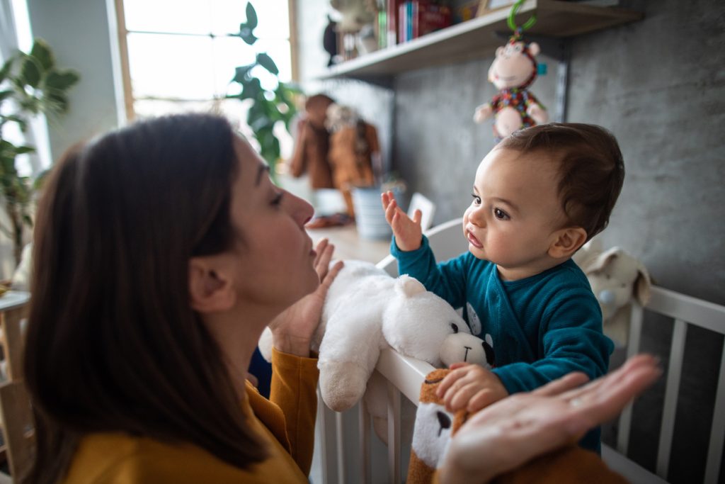 beba razgovara s mamom i izgovara prve riječi dok ga mama potiče