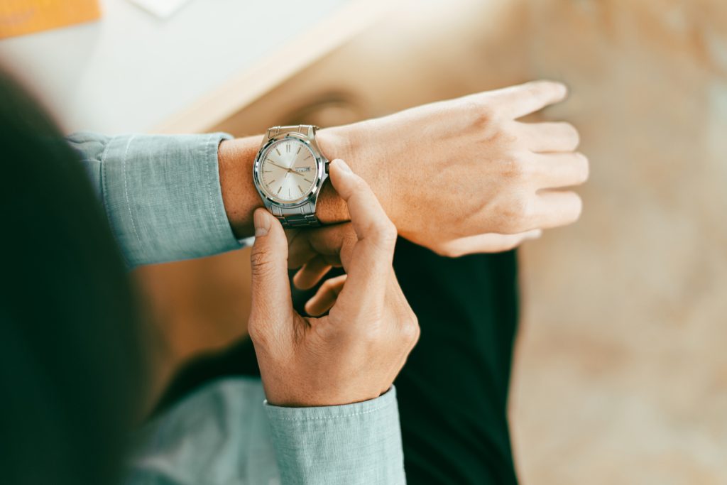 muškarac gleda na sat jer prakticira vremensku metodu kako prestati brinuti